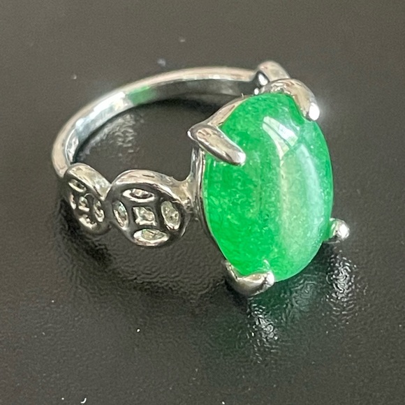 Oval green jade stone ring size 5.5 - Picture 2 of 9